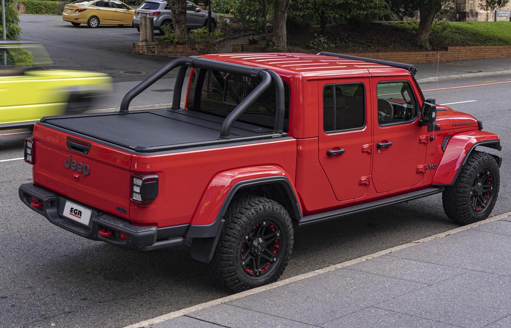 Side view of Jeep Gladiator showcasing the EGR RollTrac Sports Bar mounted to the RollTrac side rails